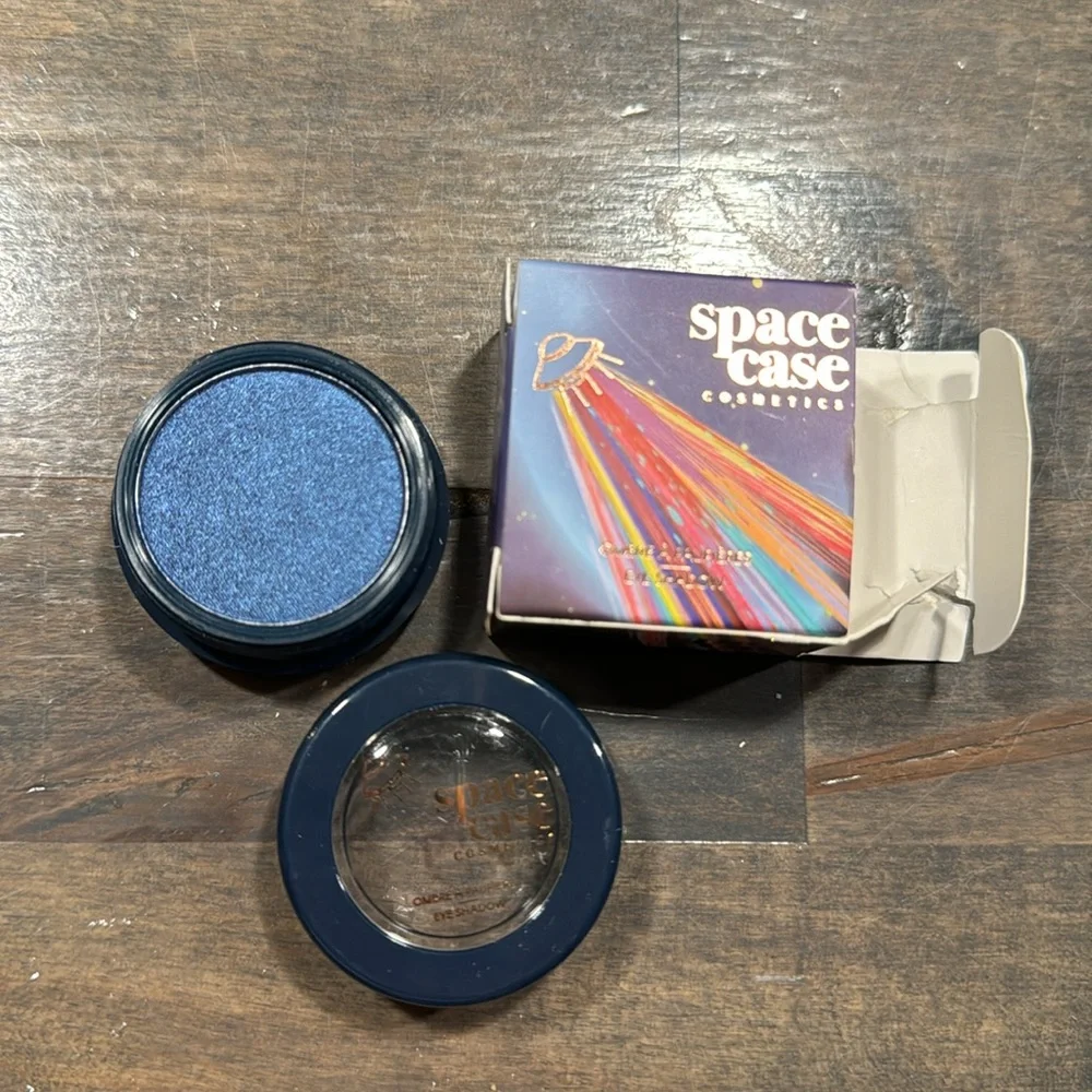 Space case eye shadow - Picture 2 of 3